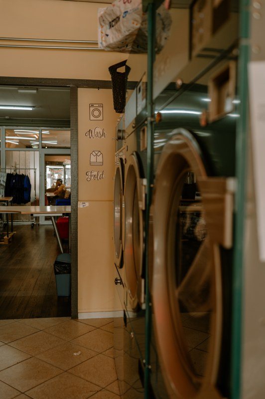 Wasmachines langs de wand in de wasserette.