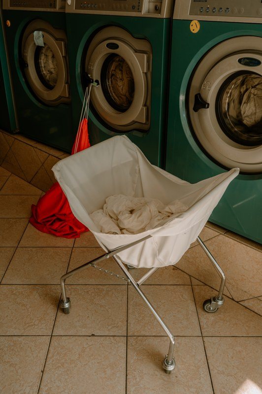 Een wasmand met wasgoed voor de wasmachines.