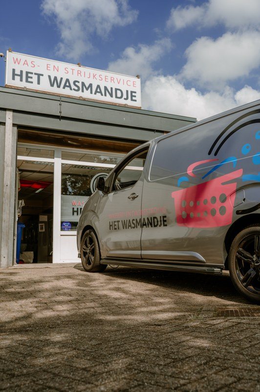 De bedrijfsbus voor de winkel van Het Wasmandje.